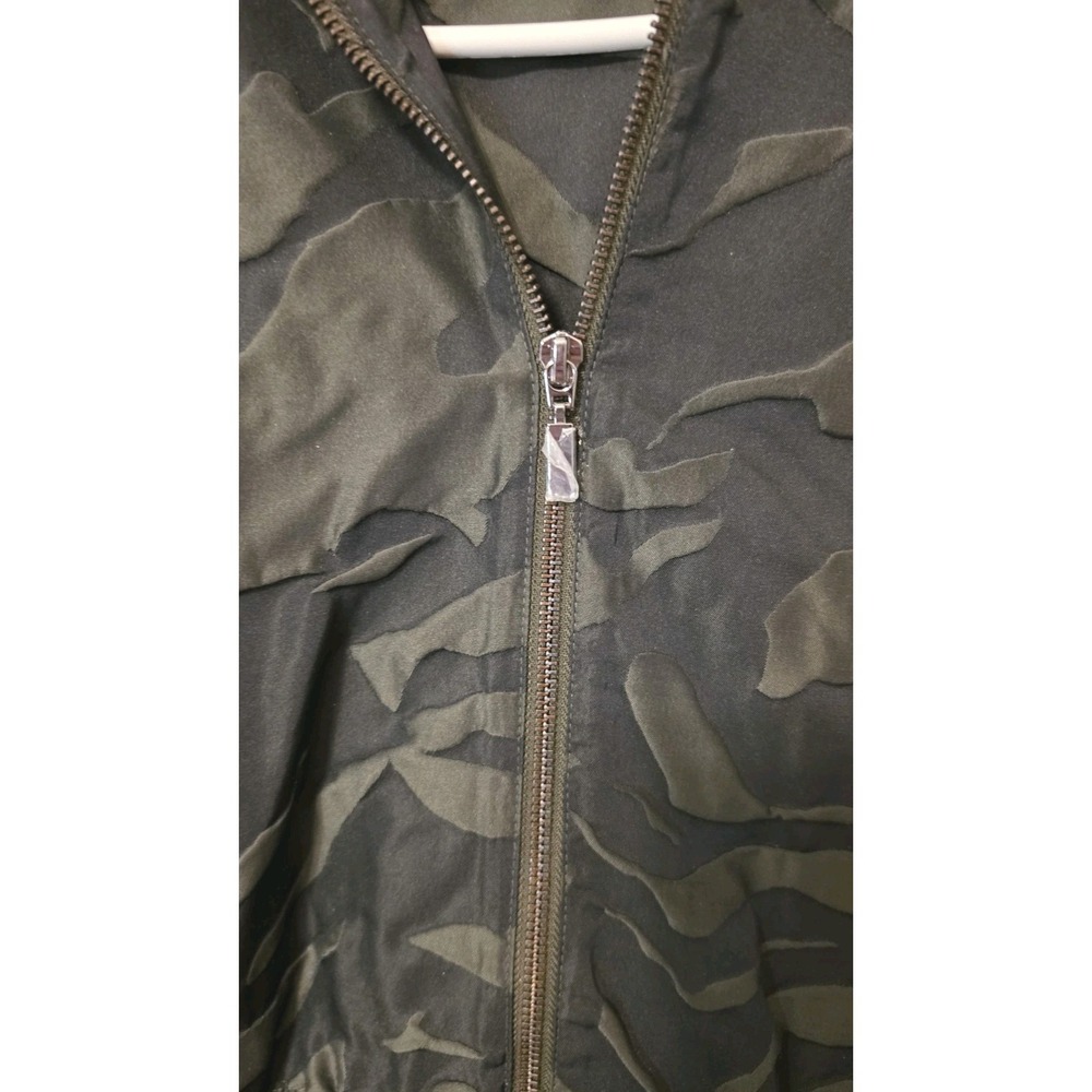 Chico's Zenergy Embossed Zebra Anorak Zip Hoodie Jacket - Size 2.5/US SZ 14 EUC - Picture 3 of 4